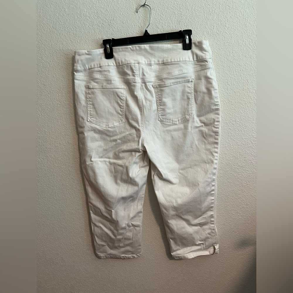 Chico's Perfect Stretch White Capris Size 2.5 - Picture 6 of 13